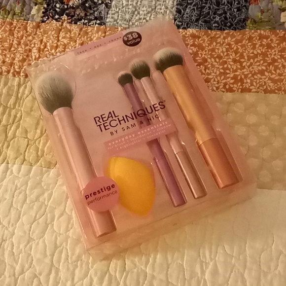 Real Techniques Other - 💋2/$20 Real Techniques face ,eye ,cheek set